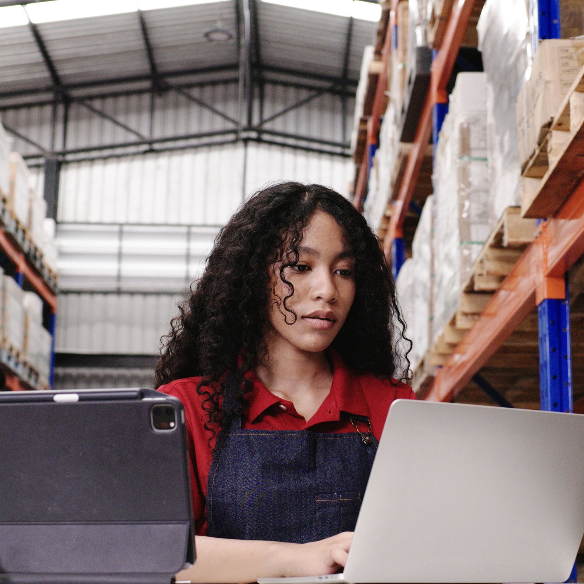 Female procurement employee reviewing real-time invoice data to monitor and identify high-risk supplier billing issues.